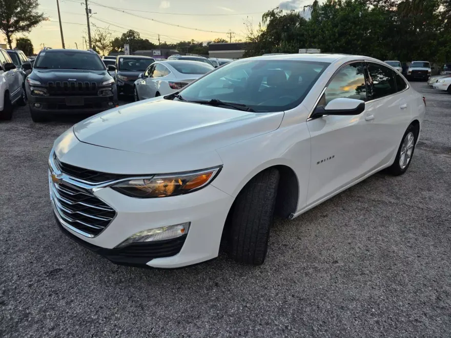 2019 Chevrolet Malibu 1LT photo 1