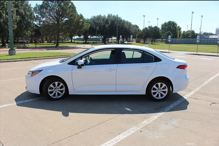 2025 Toyota Corolla LE photo 1