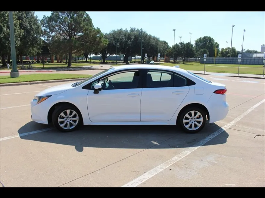 2025 Toyota Corolla LE photo 1