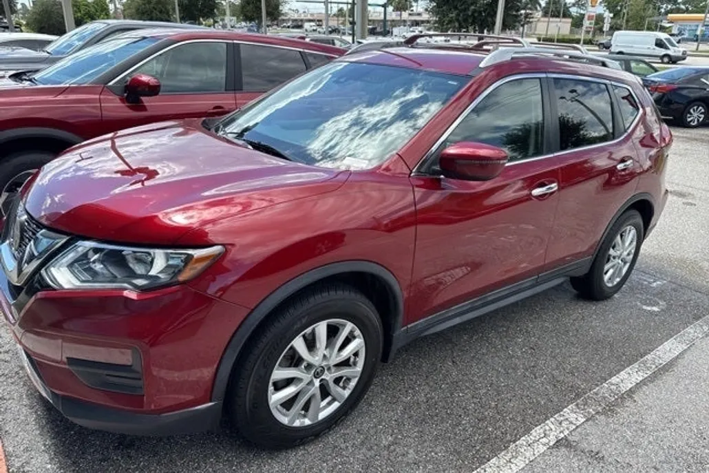 2019 Nissan Rogue SV photo 1