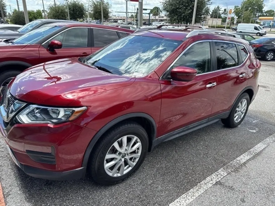 2019 Nissan Rogue SV photo 1