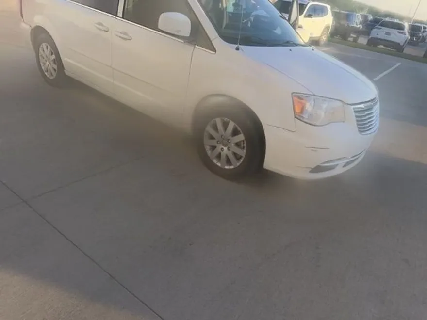 2015 Chrysler Town & Country LX photo 1