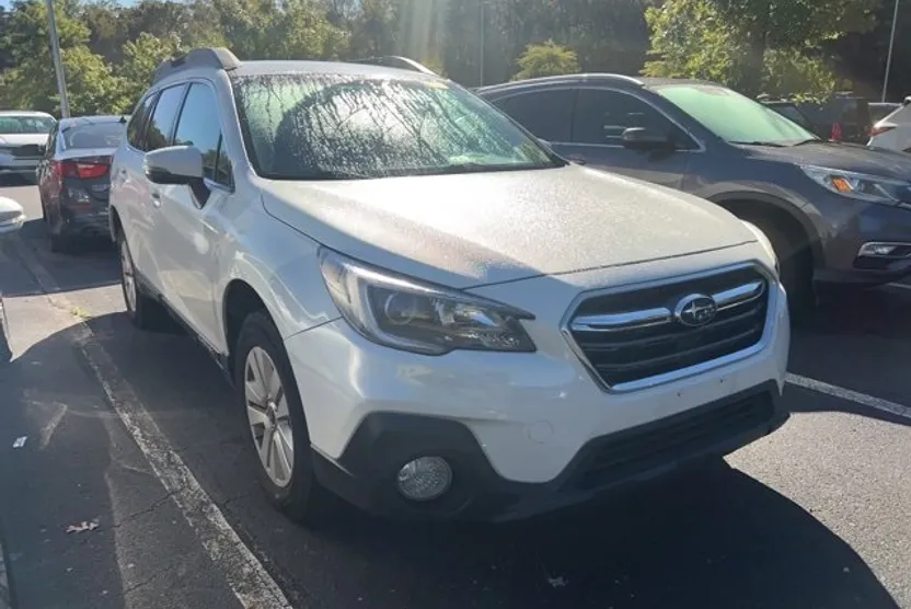 2018 Subaru Outback Premium photo 1