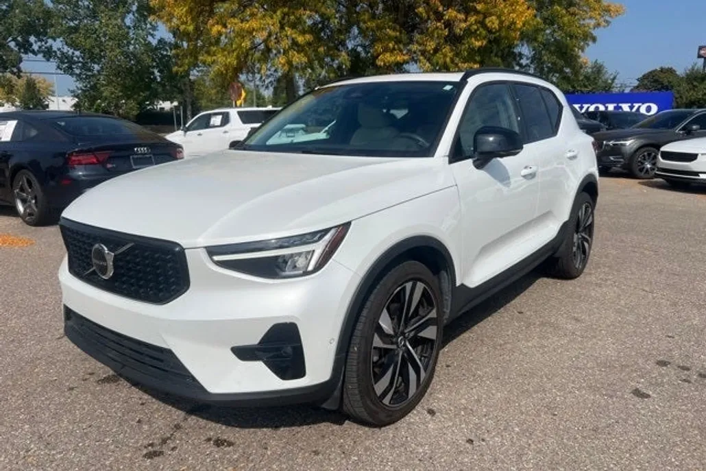 2023 Volvo XC40 Plus photo 1