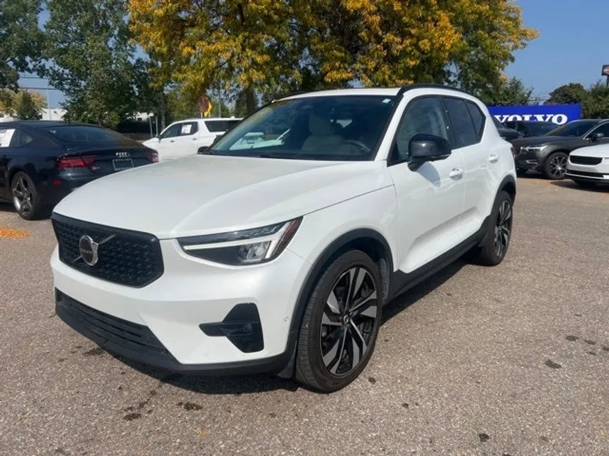2023 Volvo XC40 Plus photo 1