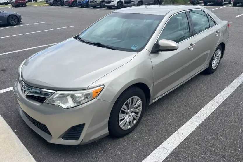 2014 Toyota Camry LE photo 1