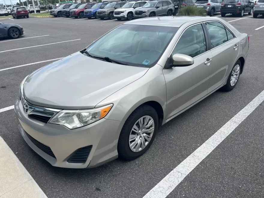 2014 Toyota Camry LE photo 1