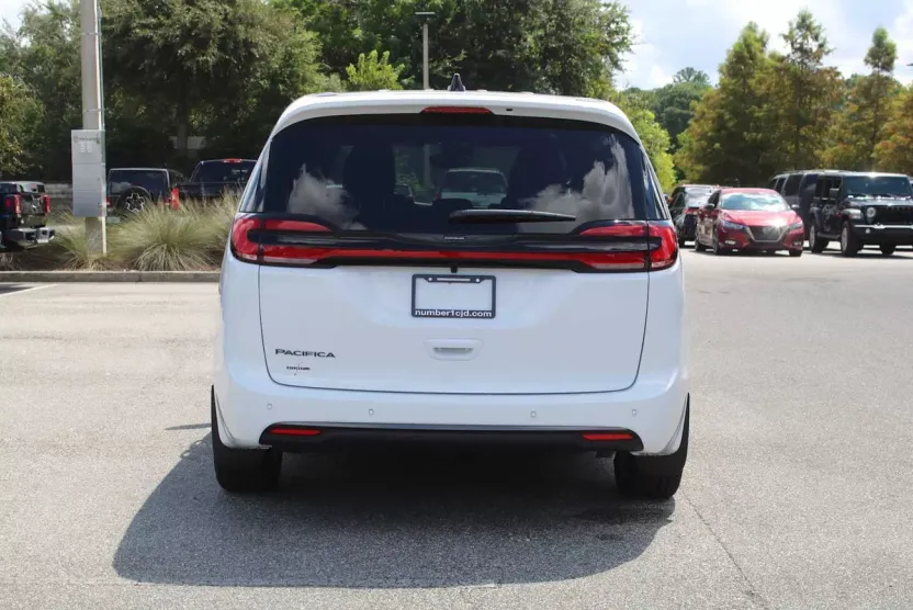 2026 Chrysler Pacifica photo 1