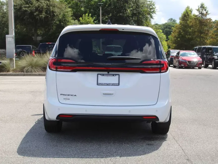 2026 Chrysler Pacifica photo 1