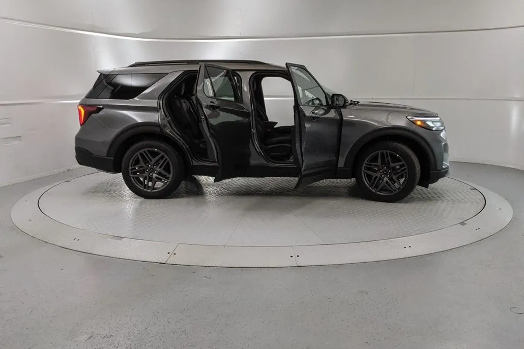 2025 Ford Explorer ST-Line photo 1