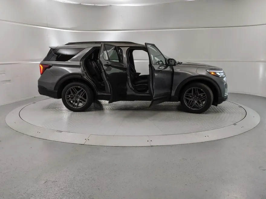 2025 Ford Explorer ST-Line photo 1