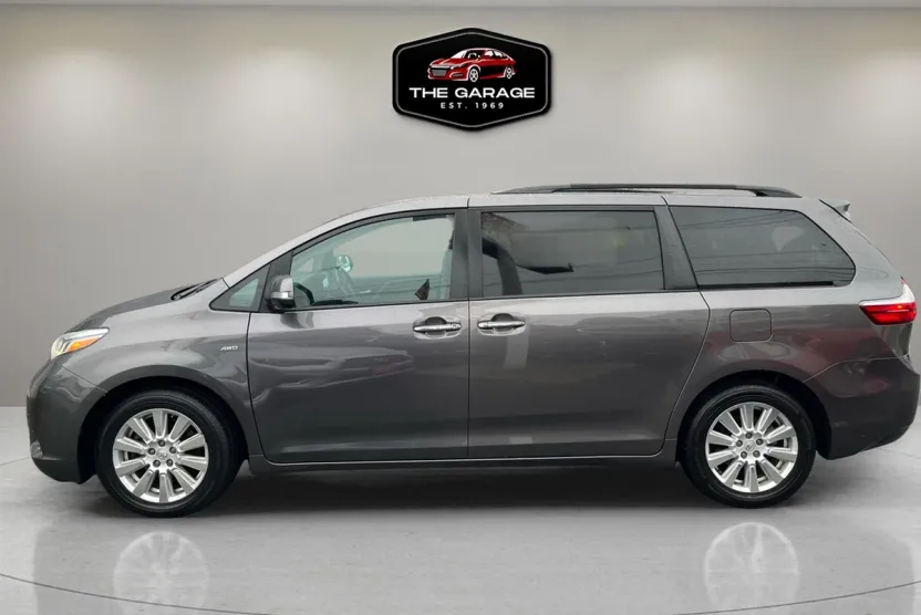 2017 Toyota Sienna Limited Premium photo 1