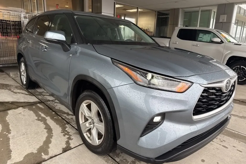 2022 Toyota Highlander LE photo 1