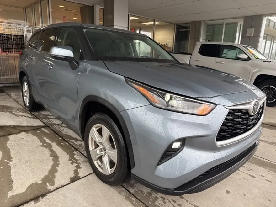 2022 Toyota Highlander LE photo 1