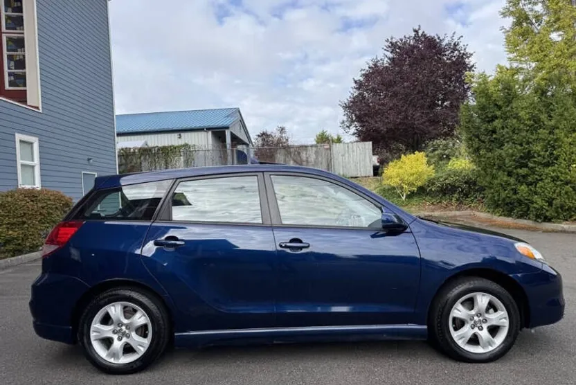 2004 Toyota Corolla Matrix L photo 1