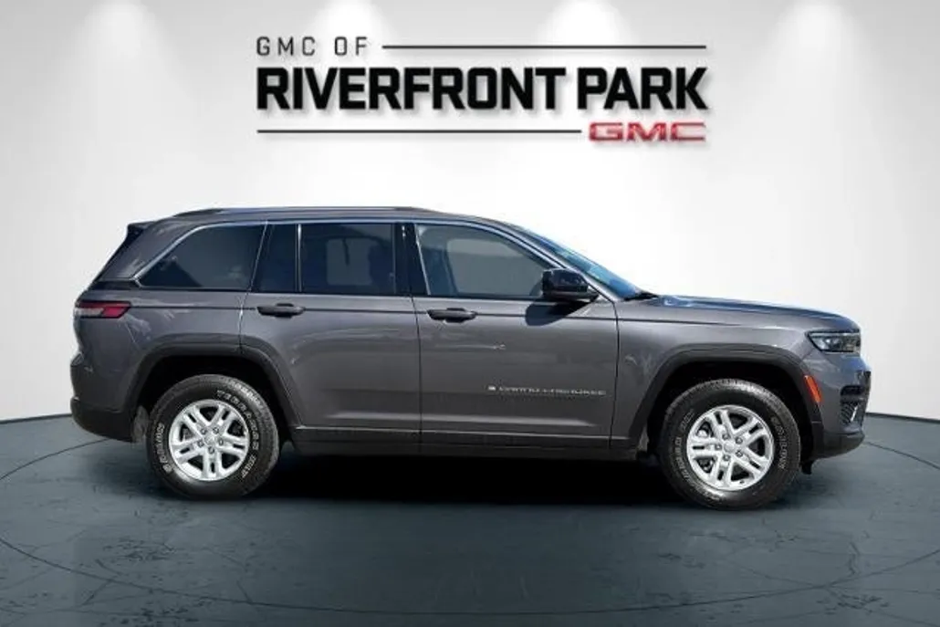2023 Jeep Grand Cherokee Laredo photo 1