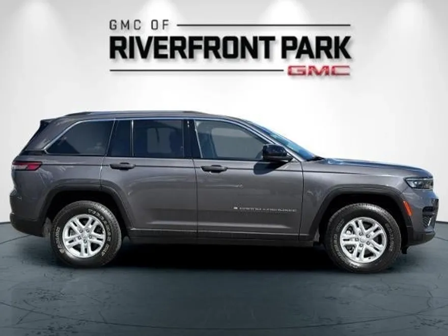 2023 Jeep Grand Cherokee Laredo photo 1