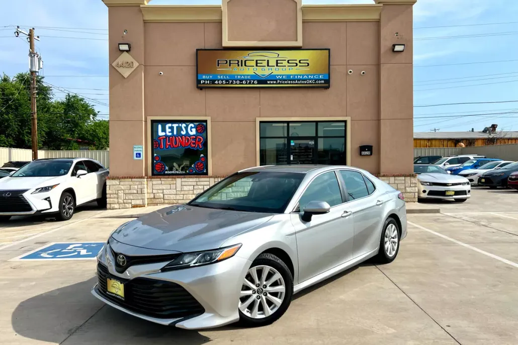 2018 Toyota Camry LE photo 1