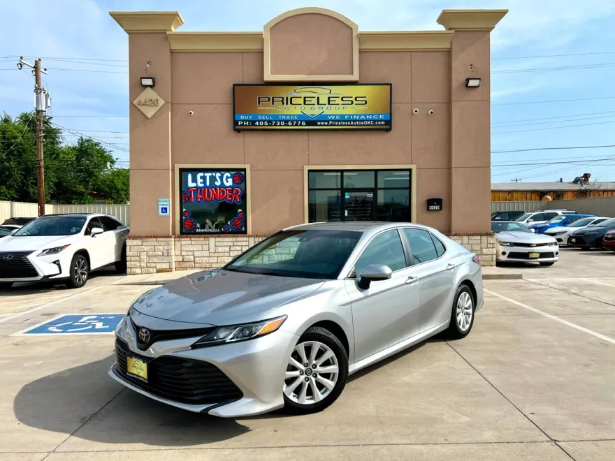 2018 Toyota Camry LE photo 1
