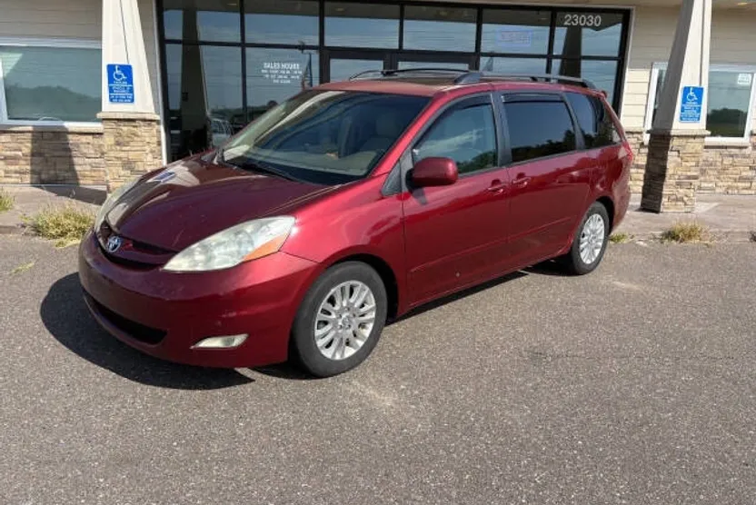 2009 Toyota Sienna XLE photo 1