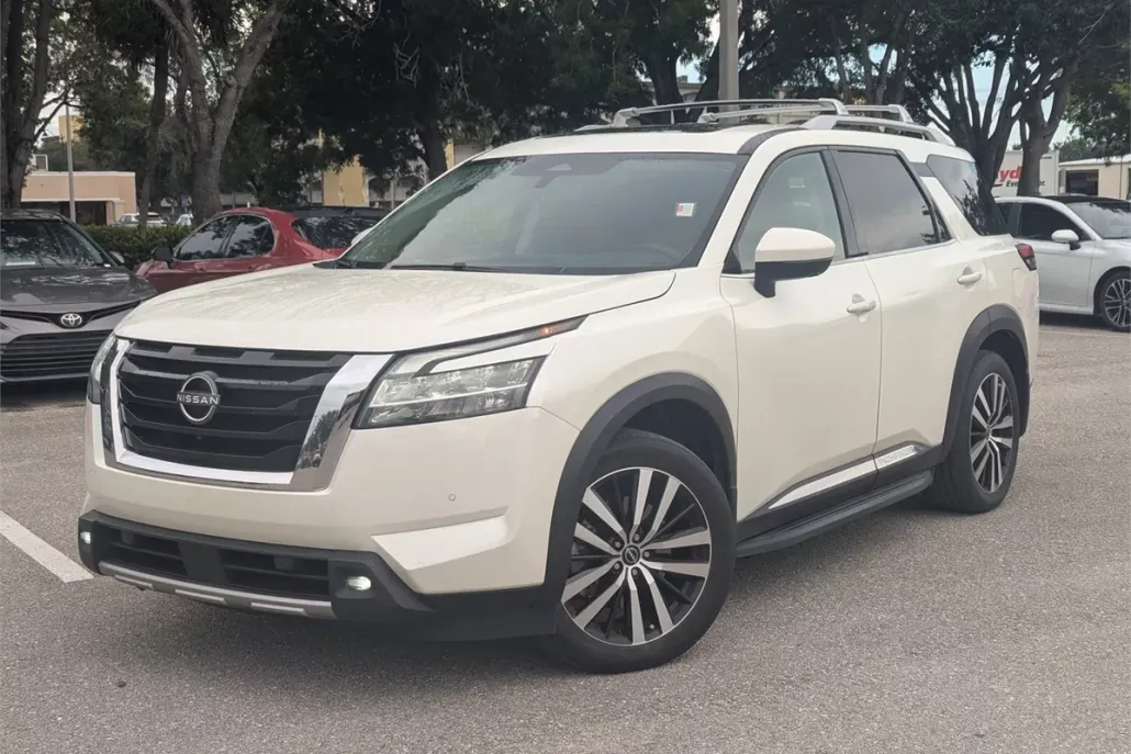 2023 Nissan Pathfinder Platinum photo 1