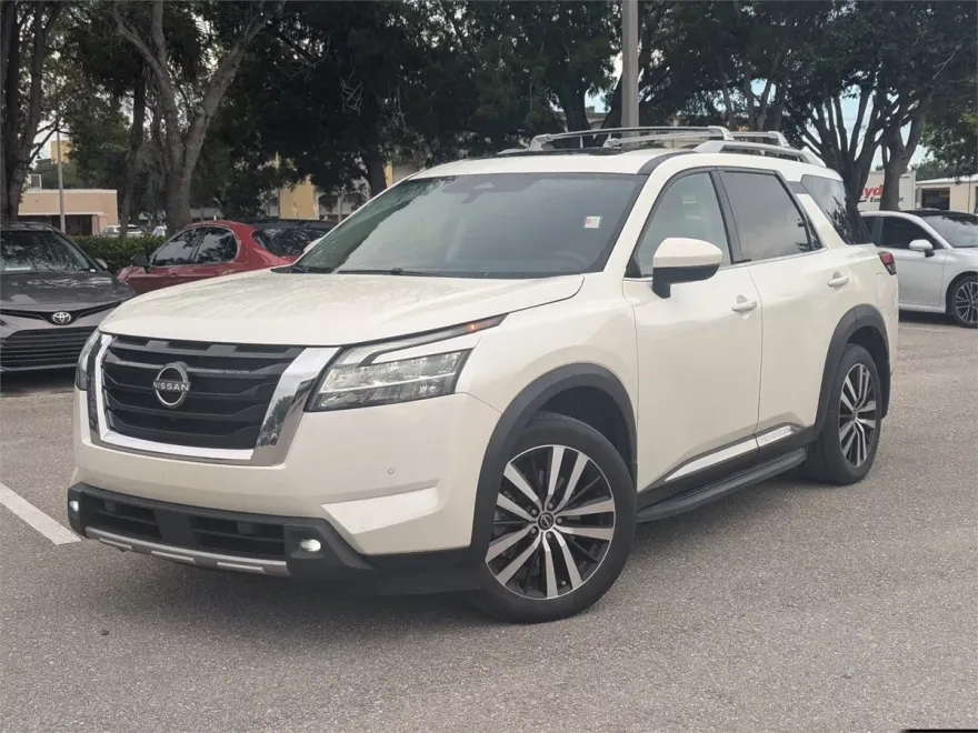 2023 Nissan Pathfinder Platinum photo 1