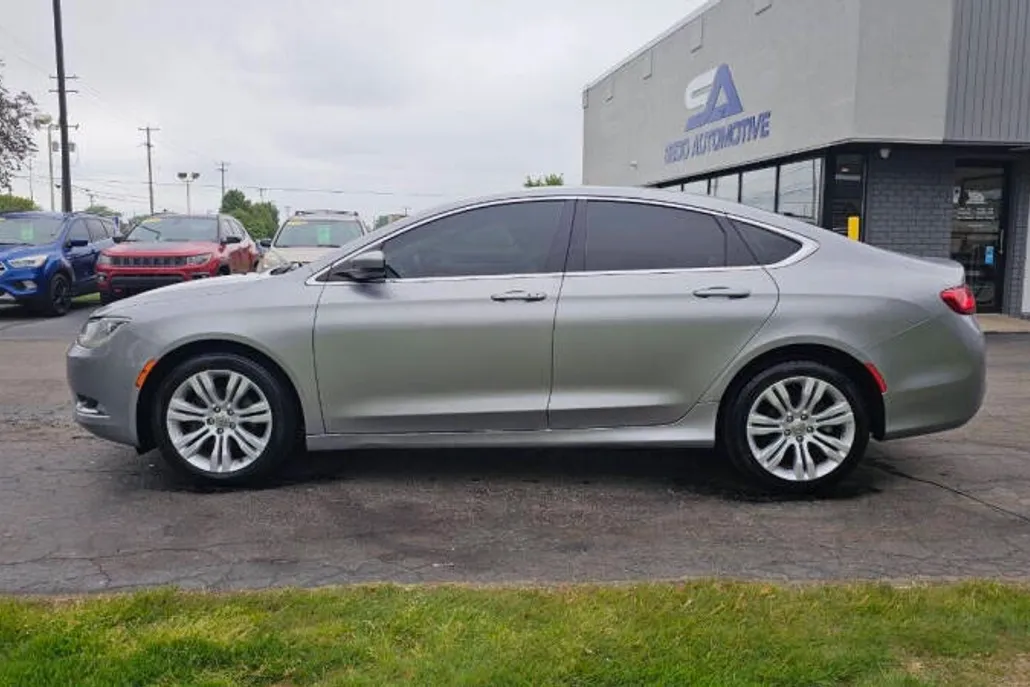 2016 Chrysler 200 Limited photo 1