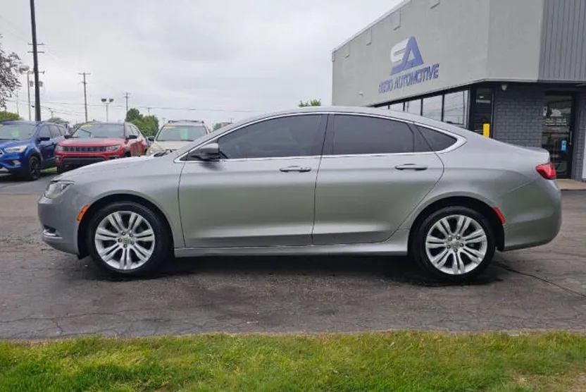 2016 Chrysler 200 Limited photo 1
