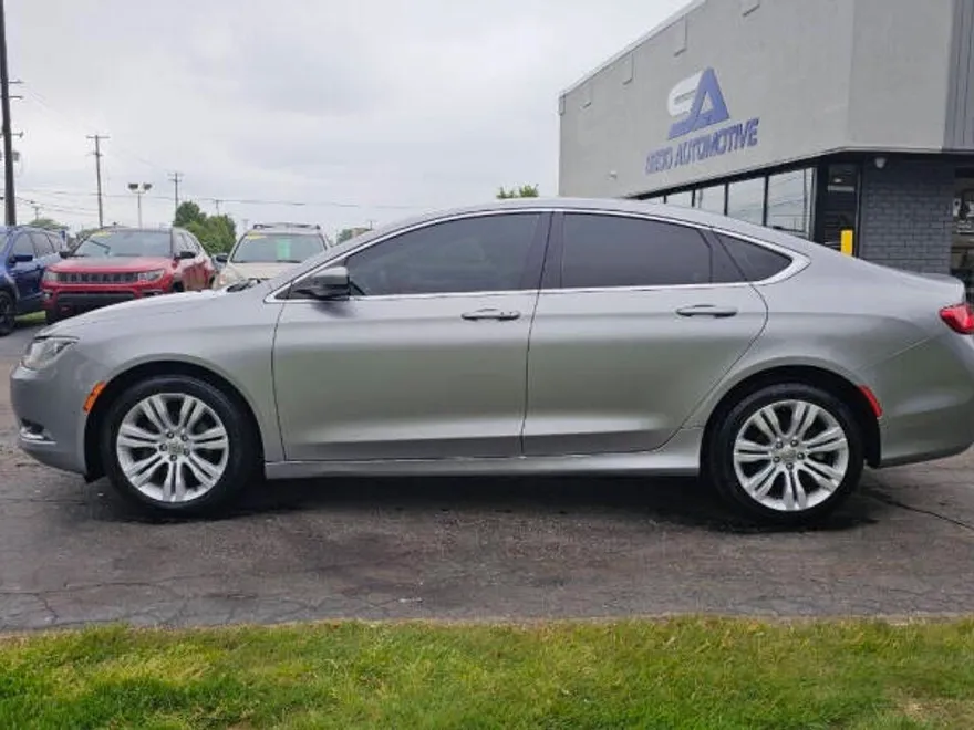 2016 Chrysler 200 Limited photo 1