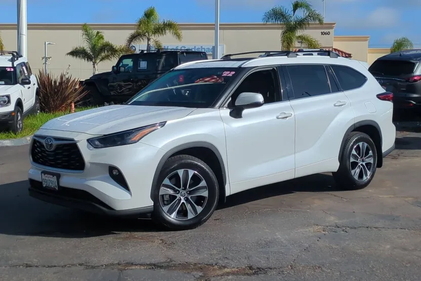 2022 Toyota Highlander XLE photo 1