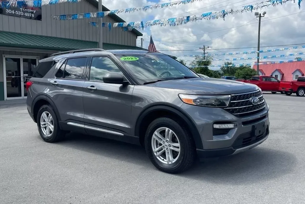 2023 Ford Explorer XLT photo 1