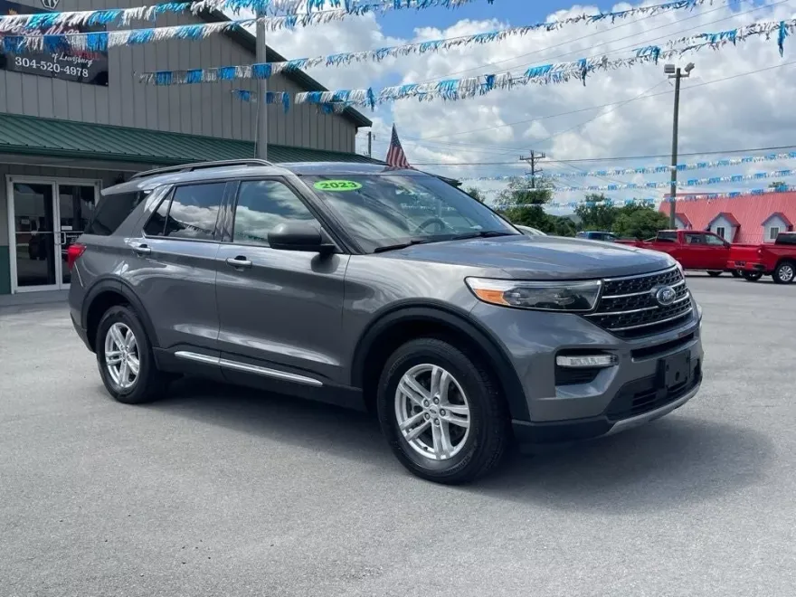 2023 Ford Explorer XLT photo 1