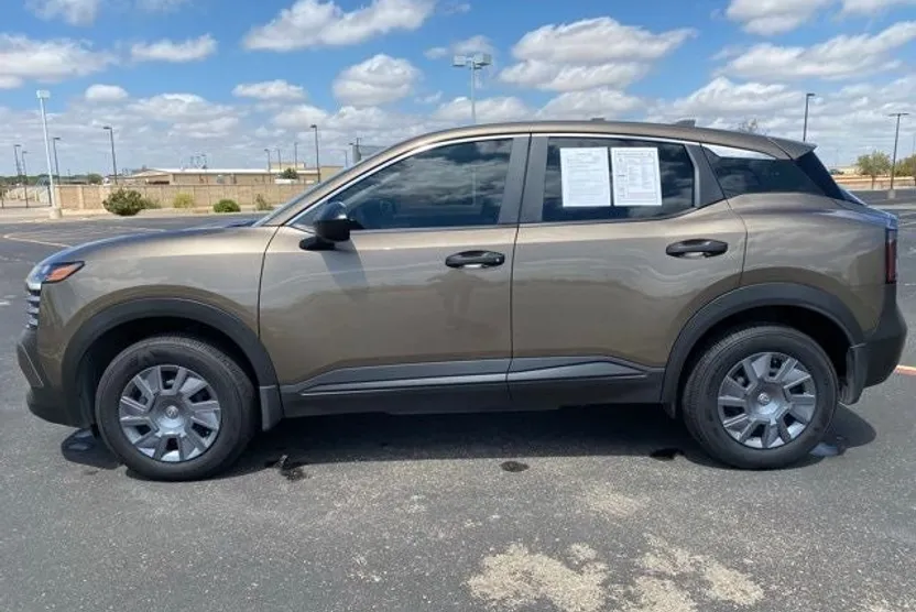 2025 Nissan Kicks S photo 1