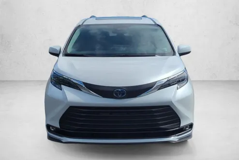 2025 Toyota Sienna XLE photo 2