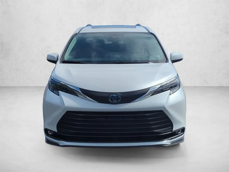 2025 Toyota Sienna XLE photo 2