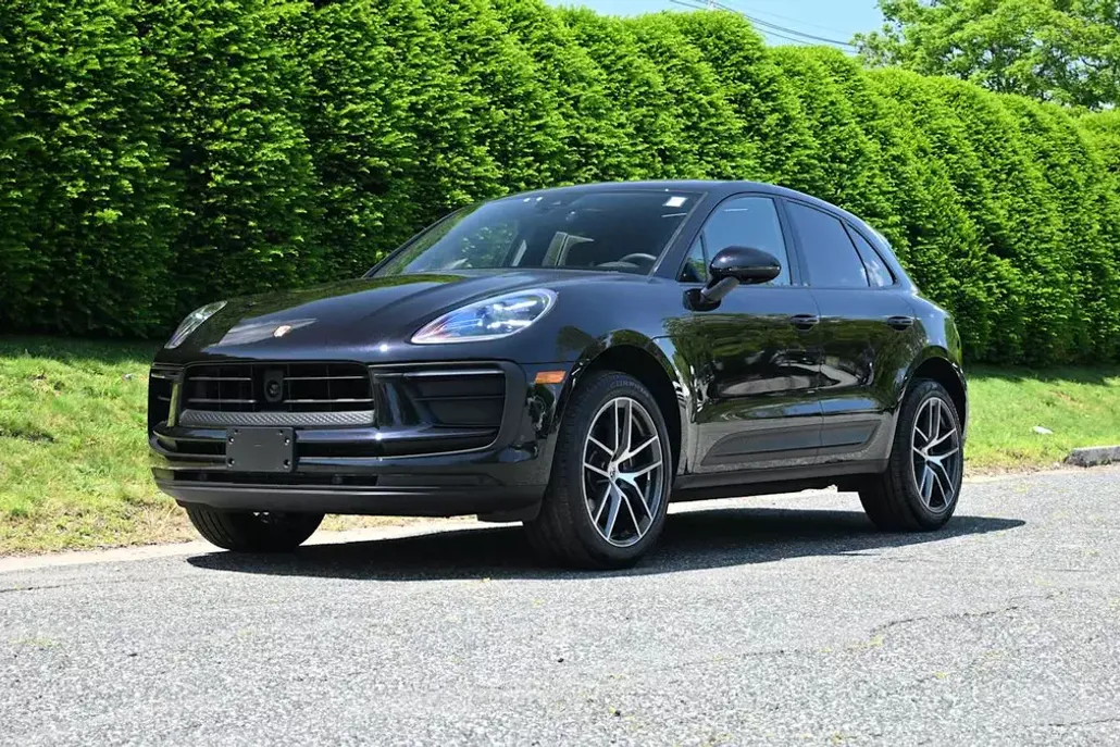 2025 Porsche Macan T photo 1