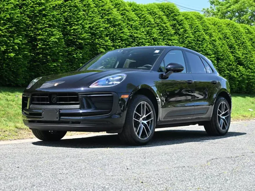 2025 Porsche Macan T photo 1