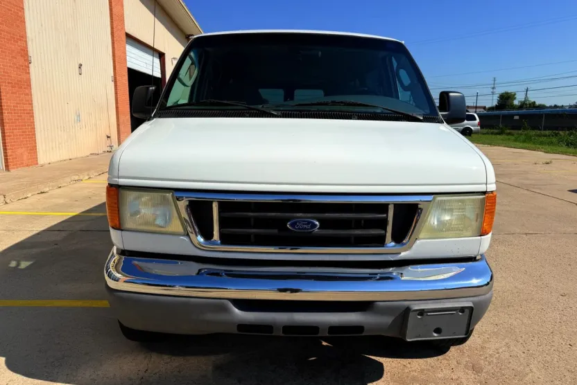 2006 Ford E-350 photo 1