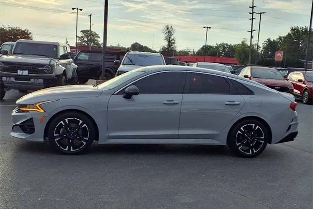2022 Kia K5 GT-Line photo 1