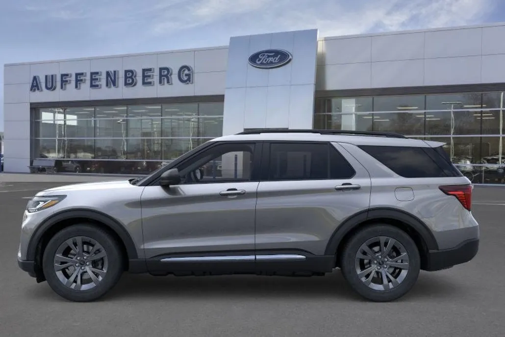 2025 Ford Explorer photo 1