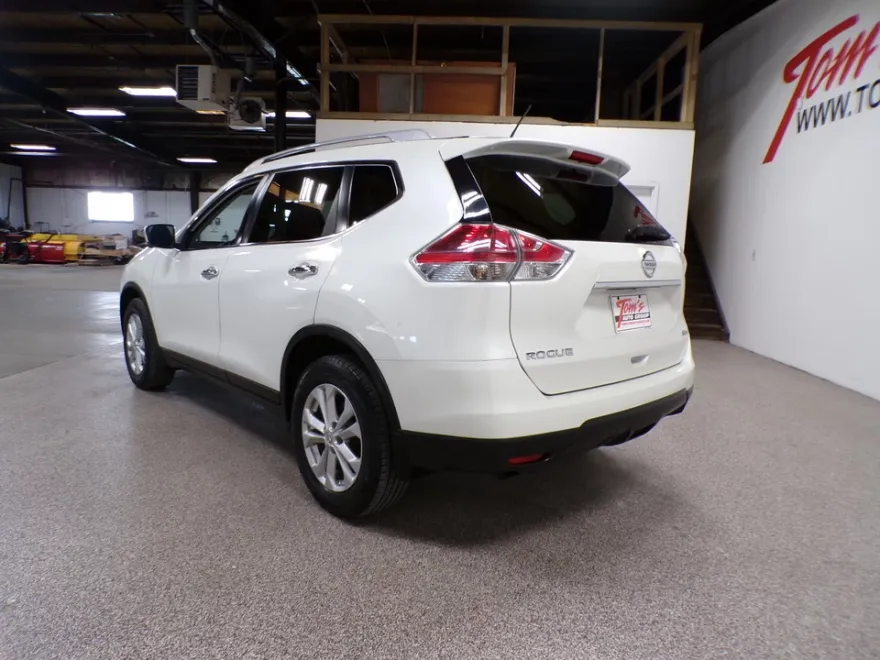 2016 Nissan Rogue SV photo 1