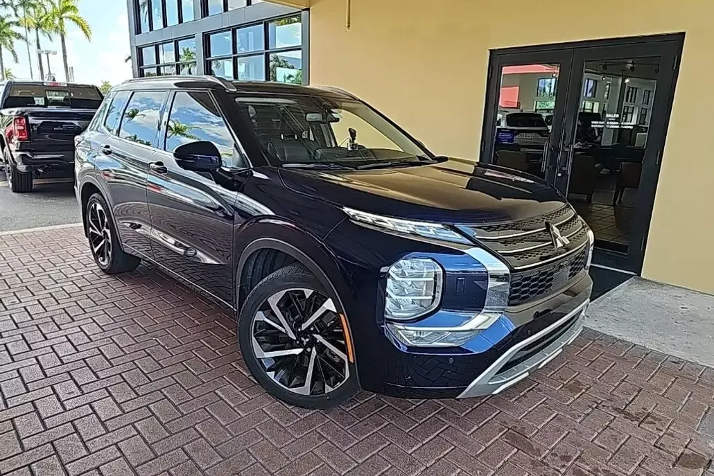 2023 Mitsubishi Outlander SEL photo 1