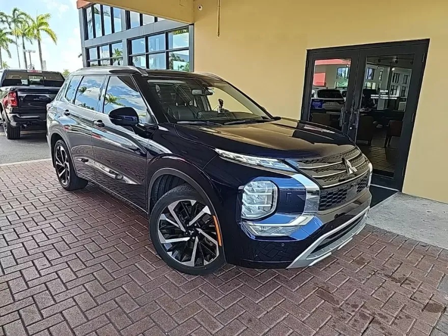 2023 Mitsubishi Outlander SEL photo 1