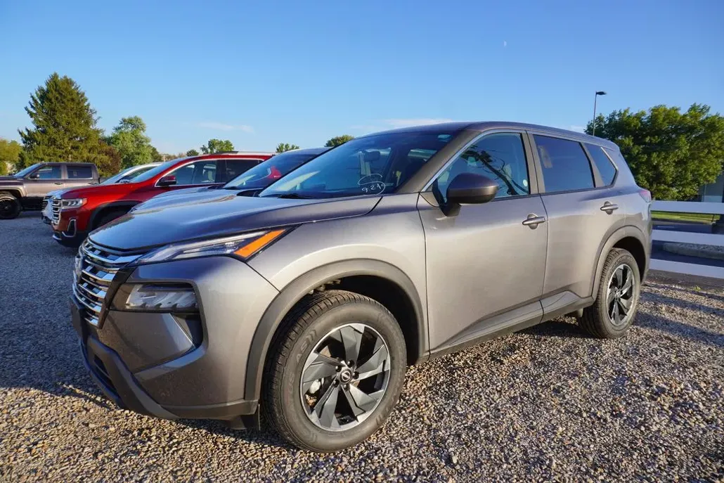 2024 Nissan Rogue SV photo 1