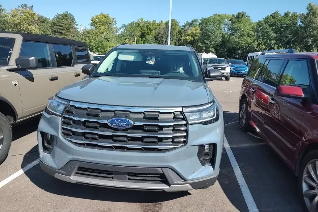 2025 Ford Explorer photo 1