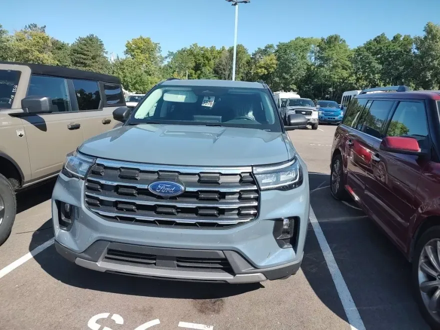 2025 Ford Explorer photo 1