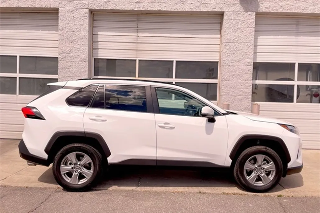 2024 Toyota RAV4 XLE photo 1
