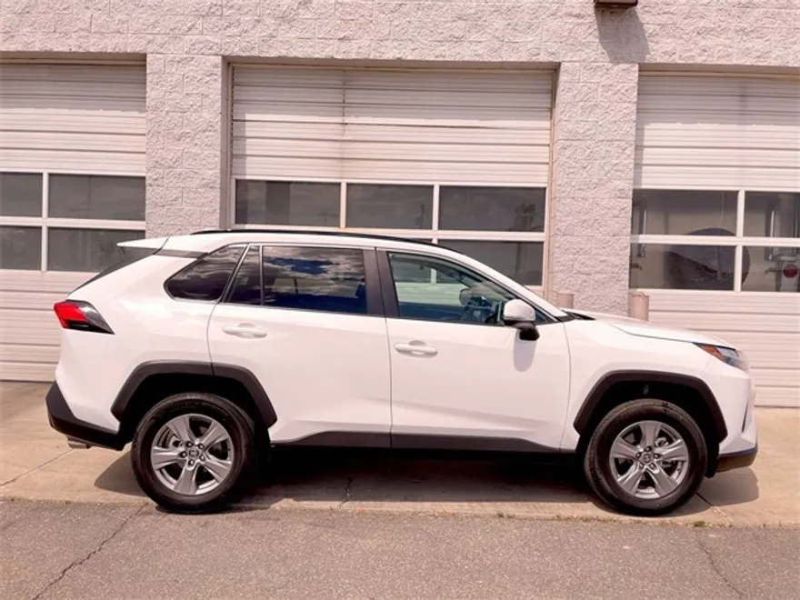 2024 Toyota RAV4 XLE photo 1