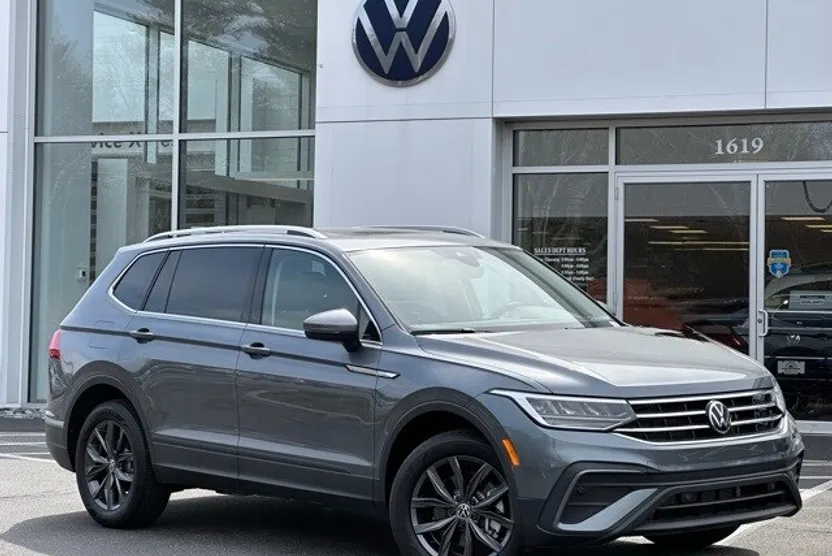 2023 Volkswagen Tiguan SE photo 1