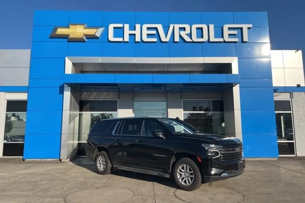 2023 Chevrolet Suburban LT photo 1